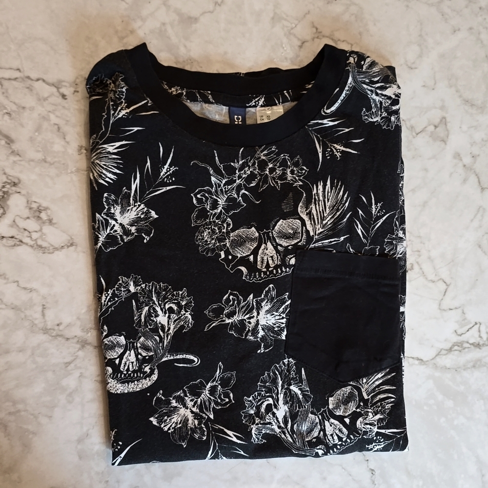 Men's XS short sleeve tee skulls and florals with black pocket